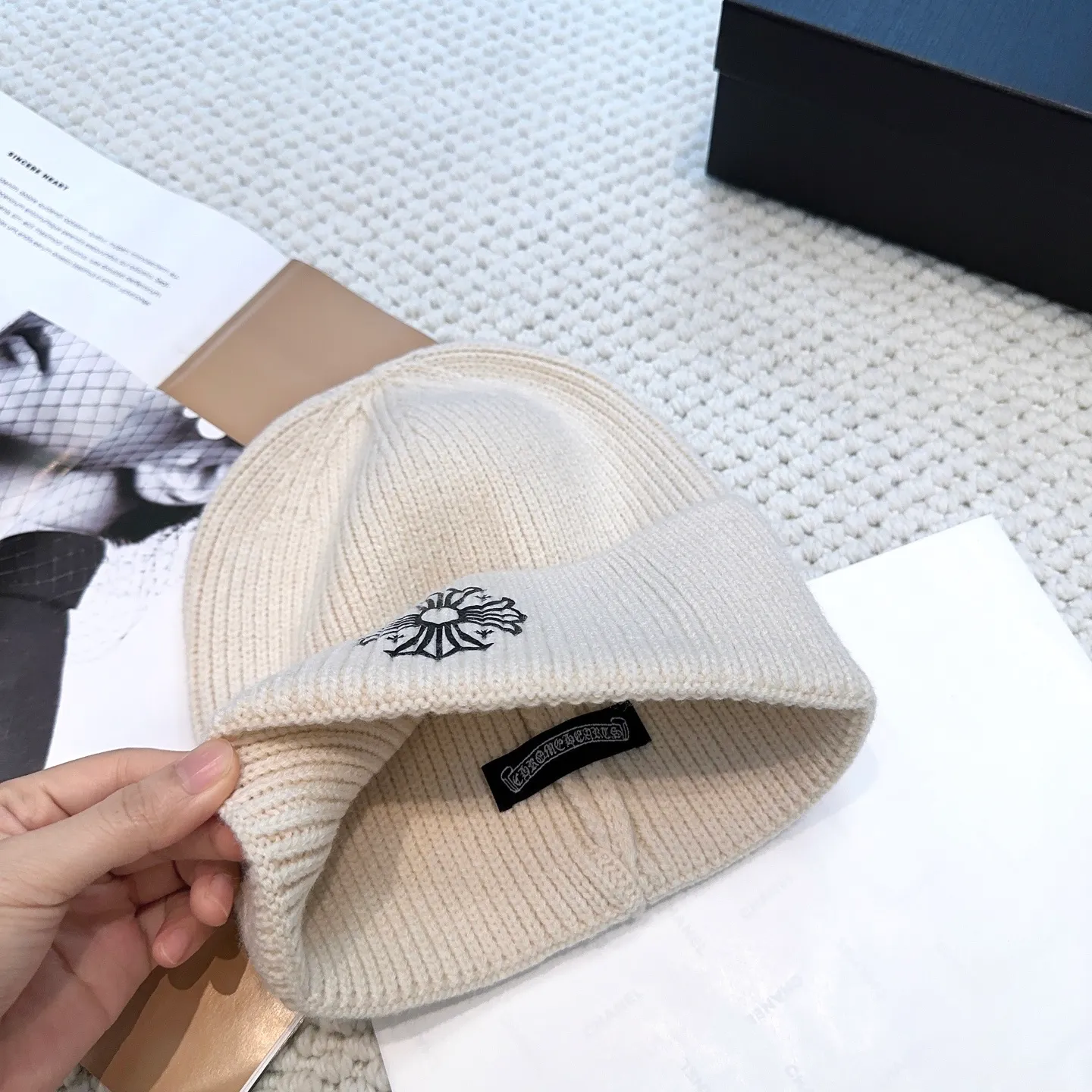 P46 🤍Chrome hearts new autumn and winter cross knitted hat🧶 One of the must-have hats in autumn and winter~ It really looks good on whoever wears it~, it is also a perfect match in black and white and gray in autumn~